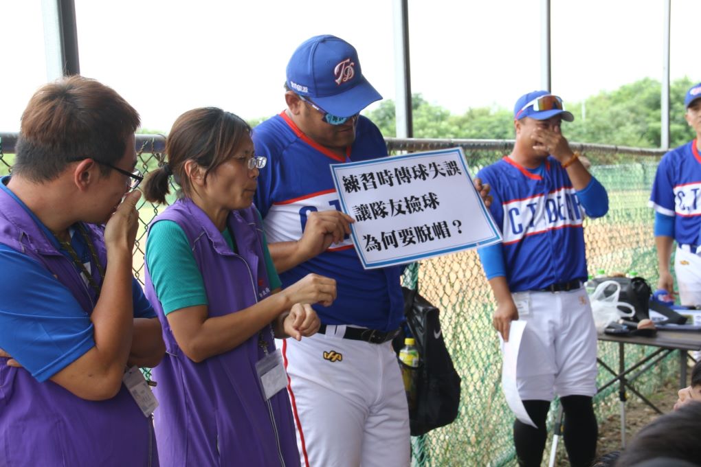 第一屆聽障兒少棒球夏令營教練們與小朋友的字卡互動(標題圖檔)
