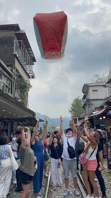 各國代表天燈祈福世界盃順利(標題圖檔)