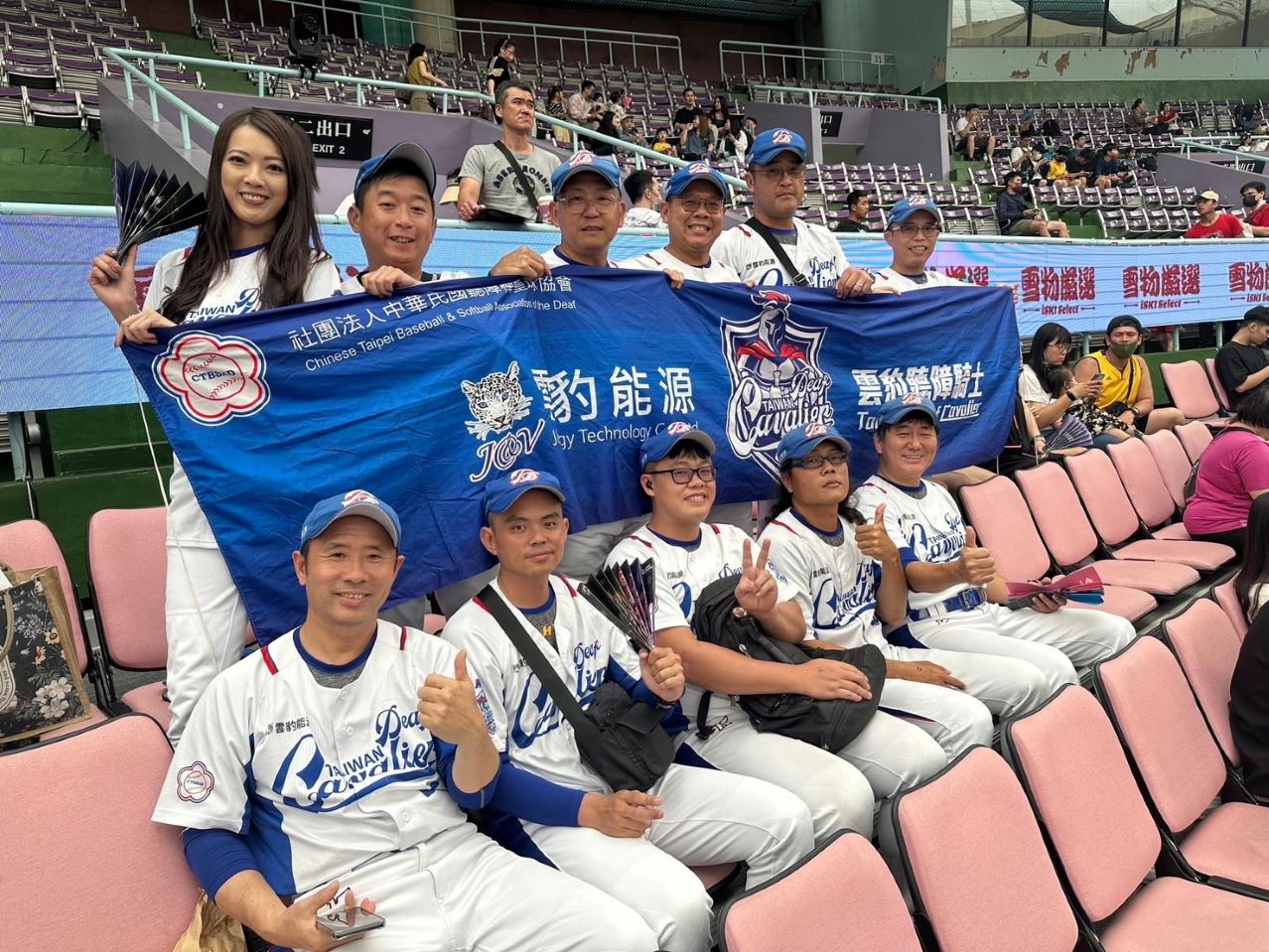 雲豹聽障騎士隊到桃園巨蛋觀看雲豹所屬職籃在昨天最後一場主場比賽 (標題圖檔)